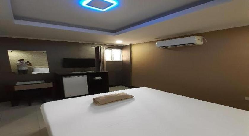 Oyo 700 Pj Inn Hotel Angeles Exterior photo